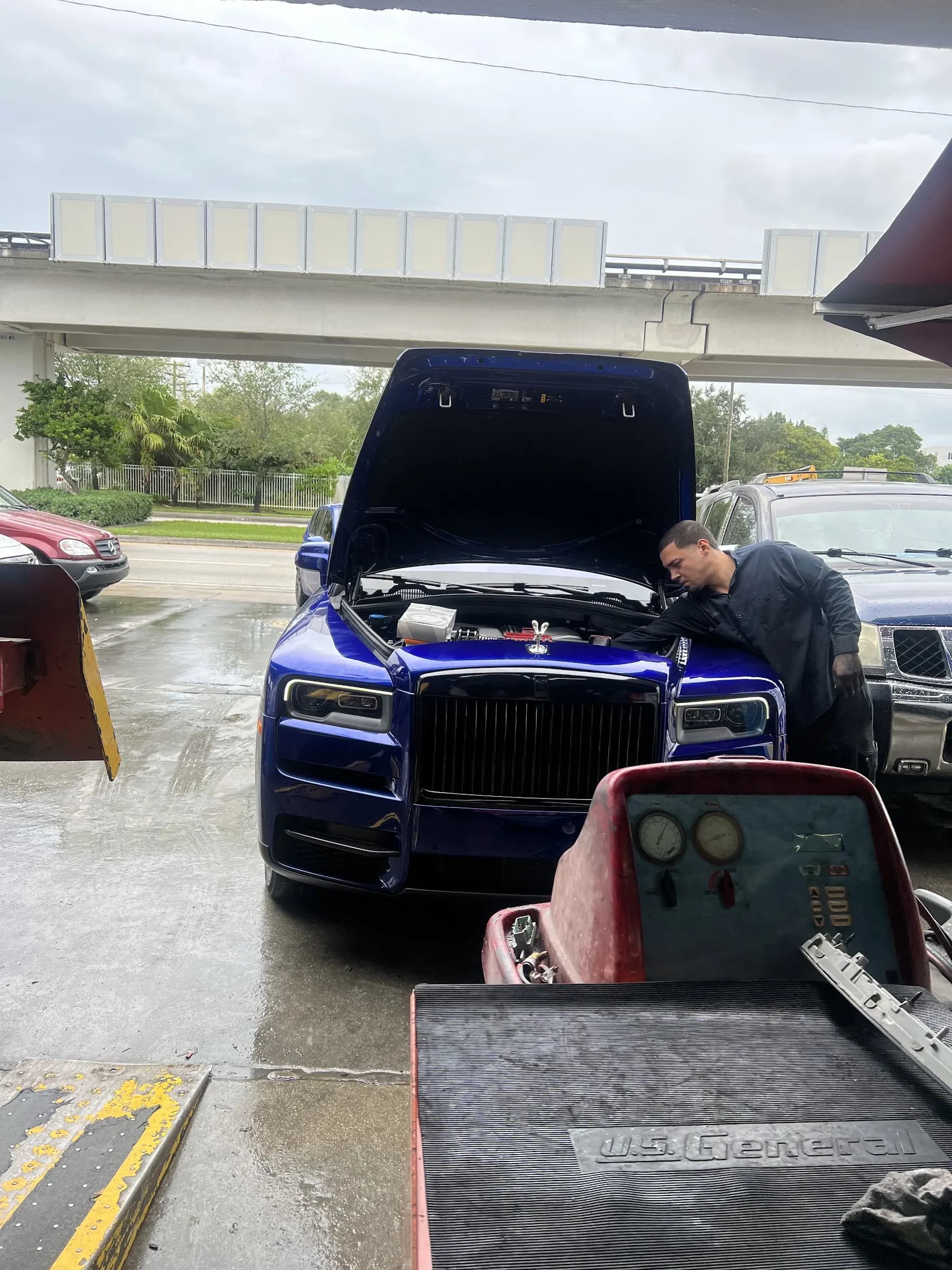 Rolls-Royce Cullinan · A/C recharge